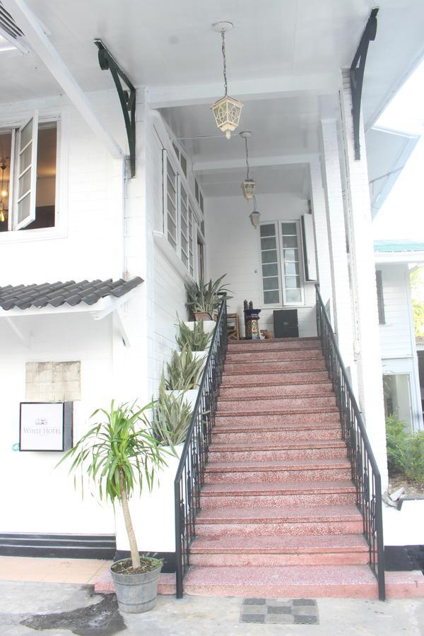 The White Bed And Breakfast Bacolod Exterior foto