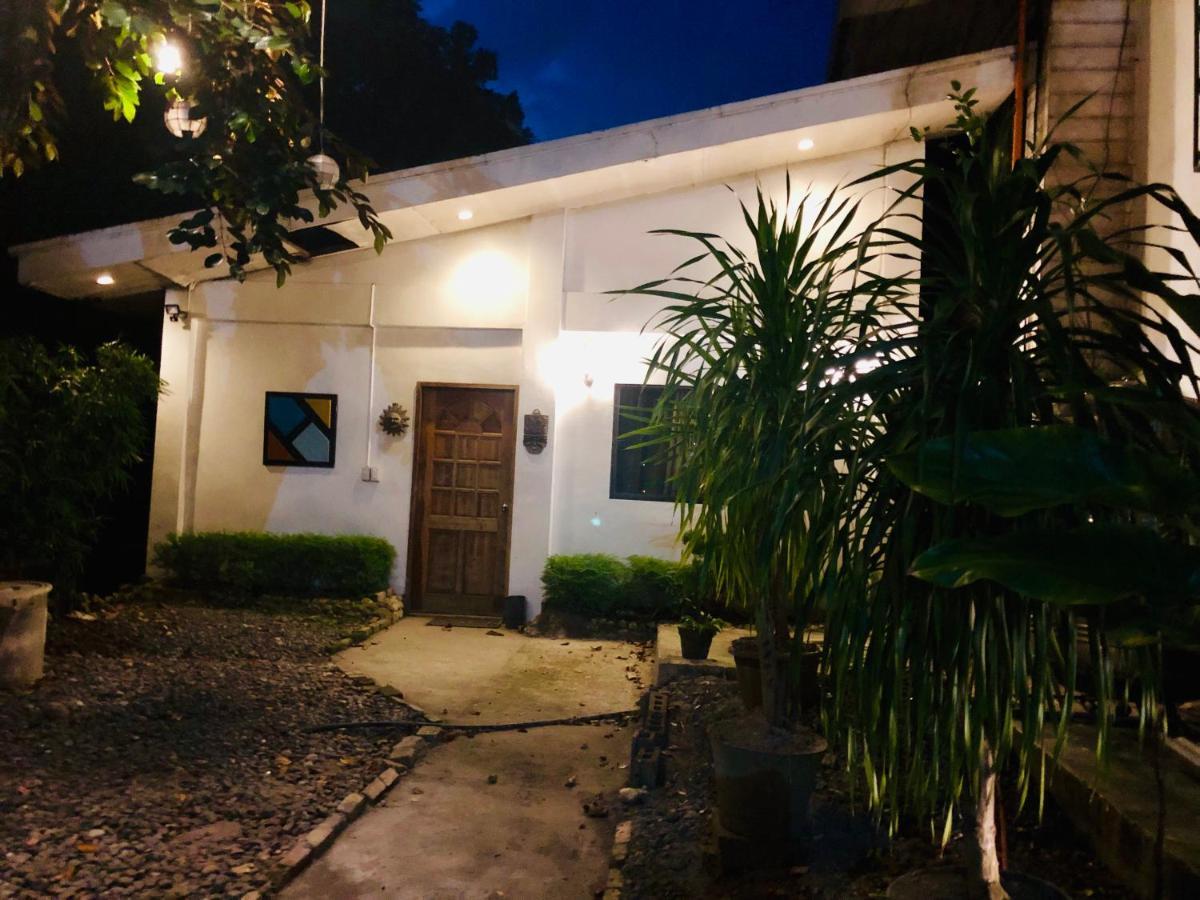 The White Bed And Breakfast Bacolod Exterior foto